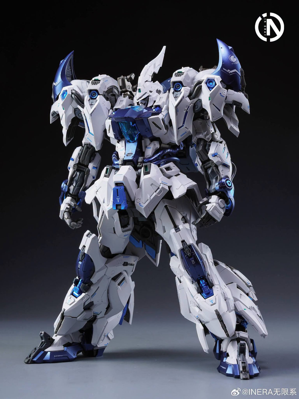In Era 1/100 Lizard Polar Shark White colour way.