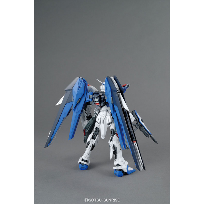 Bandai Master Grade Freedom Gundam Ver 2.0 02